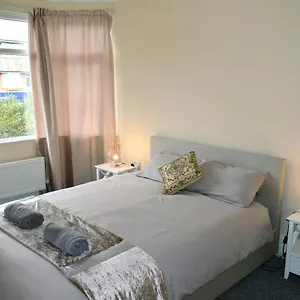 Escape 4 Bedroom House, Sleeps 11, 2 Free Parking, Garden, Wifi, Smart Tv, Newly Decorated Bournemouth