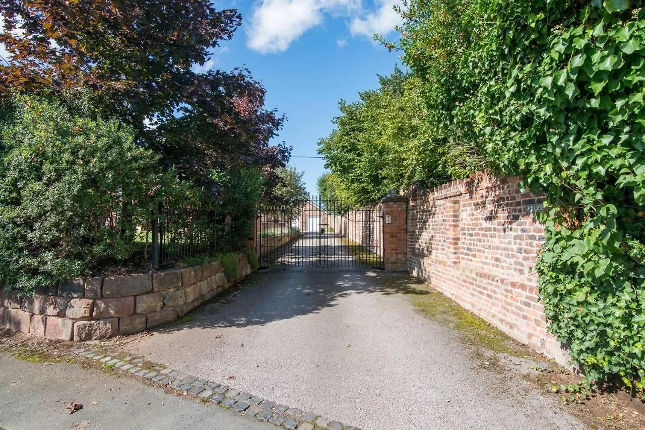 Picturesque Chester Abode With Free Wifi Villa